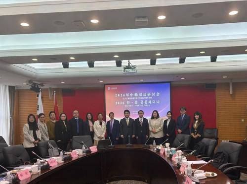 ◇한국지방행정연구원과 중국 상해행정학원은 23일 중국 상하이에서 ‘대도시의 AI·디지털 기반 거버넌스’를 주제로 한 2026 한·중 공동세미나를 개최했다.