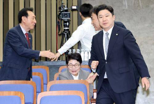 의원총회 입장하는 진종오 의원 (서울=연합뉴스) 이동해 기자 = 국민의힘 진종오 의원이 23일 국회에서 열린 의원총회에 입장하고 있다. 2026.4.23 eastsea@yna.co.kr (끝) <저작권자(c) 연합뉴스, 무단 전재-재배포, AI 학습 및 활용 금지>