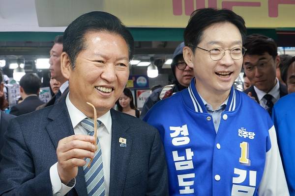 민주당 김경수 경남도지사 후보가 지난 22일 통영중앙전통시장을 방문해 상인과 대화하고 있다. 연합뉴스