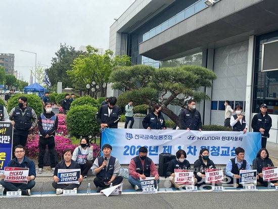 ▲ 금속노조가 22일 현대자동차 울산공장 정문 앞에서 원청 교섭을 요구하고 있다. 금속노조 제공