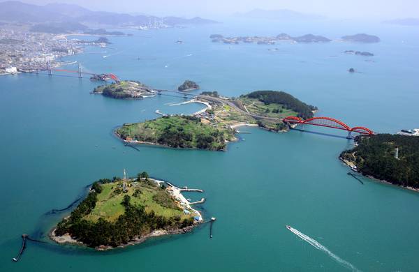 창선삼천포대교가 지나는 신도(제일 앞)와 초양도(왼쪽), 늑도(가운데) 풍경. /사천시