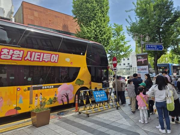 창동 상상길 입구 창원시티투어 정류장에 시민들이 줄을 서 있다. /최은주 기자