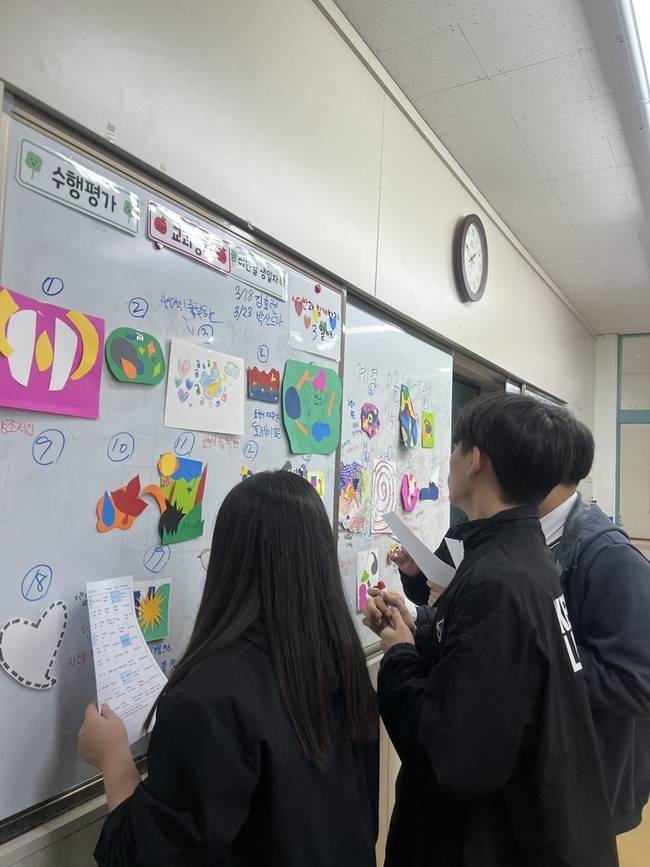 ▲ 경주디자인고등학교 디자인일반 교과에서 디자인의 가치를 발견하는 질문탐구수업을 하고 있다.