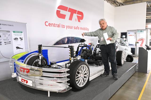 문재현 CTR 제조AI 총괄책임매니저가 CTR 조향, 현가부품이 어떻게 자동차에 조립되고 작동하는지 설명하고 있다.