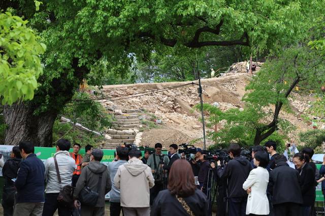 지난 20일 대구 달성 정밀발굴조사 현장공개 설명회에 언론사는 물론 수많은 시민들이 몰려들어 대구달성에 대한 높은 관심을 대변하였다. 대구 중구청 제공.