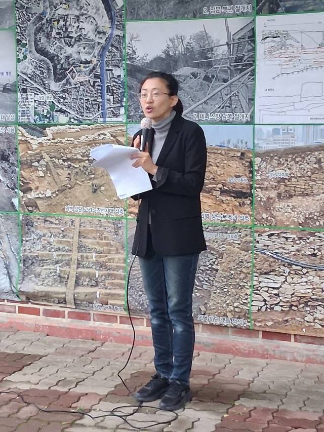 김신영 대구시 문화유산과장이 달성복원 계획에 대해서 현장에서 발표하고 있다. 최미화 기자