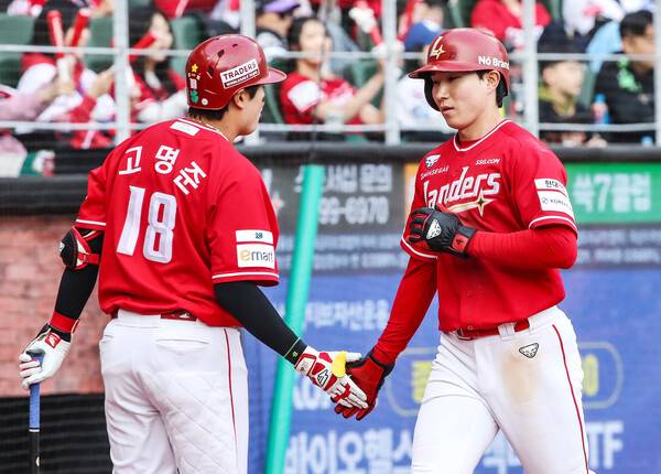 타율 1위 박성한과 2위 고명준(사진=SSG)