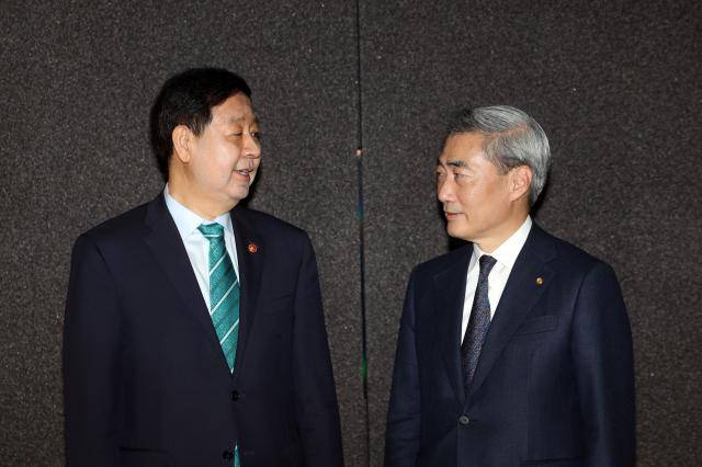 신현송 한국은행 신임 총재가 23일 서울 중구 은행회관에서 구윤철 부총리 겸 재정경제부 장관과 만나 대화하고 있다. [사진=연합뉴스]