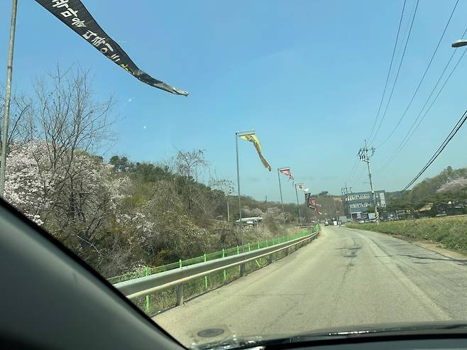 경기 용인시 처인구 이동읍 창리 도로에 주민들이 내건 현수막이 걸려 있다. 주민들은 LH 보상과 관련해 임시 주택 제공 등을 요구하고 있다.(이수진 기자 abc123@)