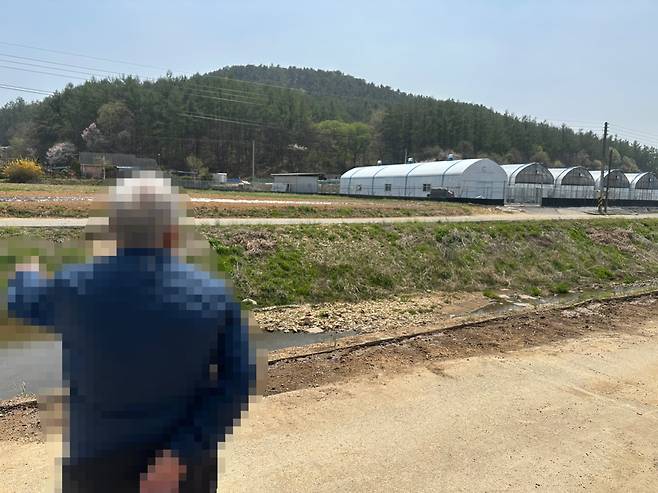 경기 용인시 처인구에서 만난 한 주민이 산을 바라보고 있다. 그는 “후손들을 위해서라도 보상이 서둘러 이뤄지고 국가산단이 차질 없이 들어서야 한다”고 말했다.(이수진 기자 abc123@)