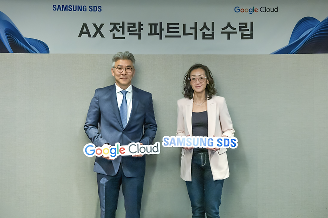 4월 23일(현지 시간 22일) 미국 라스베이거스에서 개최된 'Google Cloud Next 2026'에서 (사진 왼쪽부터) 삼성SDS 이호준 클라우드서비스사업부장(부사장), 루스 선 구글 클라우드 코리아 사장이 'AI·클라우드·보안 분야' 사업협력 강화를 위한 전략적 파트너십을 발표했다.(사진제공=삼성SDS)