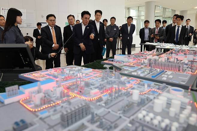 김민석 국무총리가 23일 오후 전남 여수시 LG화학 여수공장을 방문, 산업단지 전반에 대해 설명을 듣고 있다.(연합뉴스)