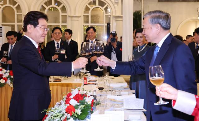 이재명 대통령과 또 럼 베트남 공산당 서기장 겸 국가주석이 22일(현지시간) 베트남 하노이 영빈관에서 열린 국빈 방문 환영 만찬에서 건배하고 있다. 연합뉴스