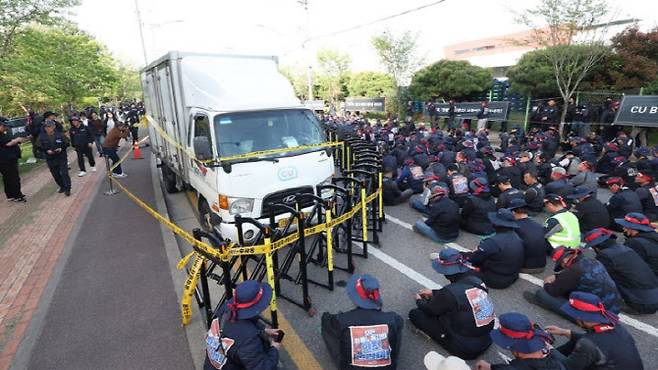 화물연대 사망 조합원 진상규명 및 책임자 처벌 촉구 결의대회'가 열린 21일 오후 경남 진주시 정촌면 BGF로지스 진주센터 주변에 전날 발생한 차 사고의 화물차가 주차돼 있다. 사진= 연합뉴스