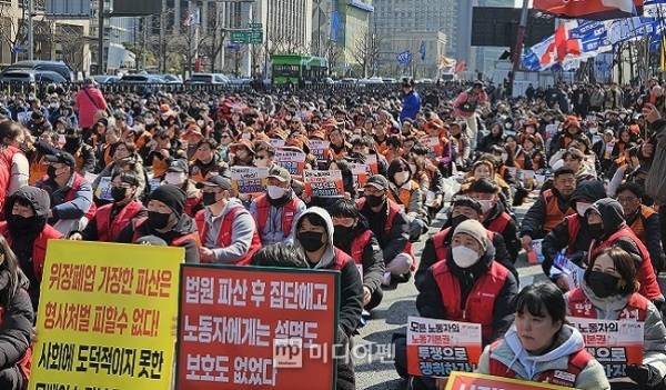 노동조합법 개정안(이른바 노란봉투법)이 시행된 이후 산업 현장이 ‘악성 노사분규’와 ‘법리적 모순’이 뒤엉킨 혼돈에 빠졌다. 사진은 민주노총이 10일 투쟁 선포대회를 진행하고 있는 모습. /사진=미디어펜 박준모 기자