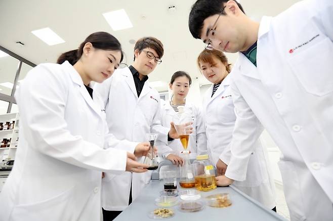 LG생활건강 연구원들. [사진=LG생활건강]
