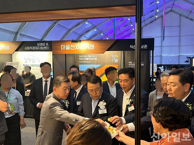 김홍국 하림그룹 회장(왼쪽)이 지난 2024년 9월 전라북도 익산시에서 진행된 'NS 푸드페스타'에 방문해 지역 음식을 맛보고 있다. [사진=신현숙 기자]