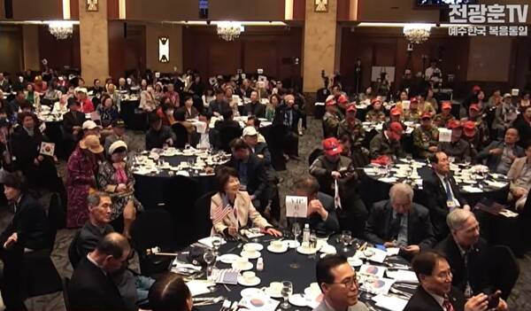 15일 전광훈 목사 측이 서울 소공동 롯데호텔에서 개최한 '안보시민단체 총연합대회' 참석자들이 전한길 씨 발언을 듣고 있다.&nbsp;전광훈TV 화면 갈무리