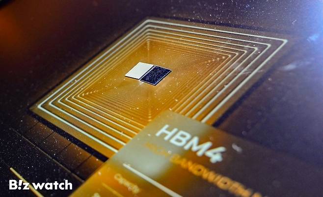 SK하이닉스가 지난 2025년 10월 23일 서울 강남구 코엑스에서 열린 제27회 반도체 대전(SEDEX 2025)에서 HBM4를 관람객에게 선보이고 있다./사진=이명근 기자 qwe123@