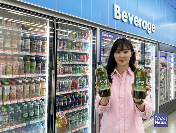 GS25에서 모델이 업계 단독 출시한 '선양 말차'를 선보이고 있다. ⓒGS2