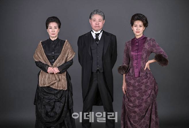 이남희(가운데) 배우가 출연한 연극 '욘' 콘셉트 이미지. (사진=세종문화회관)