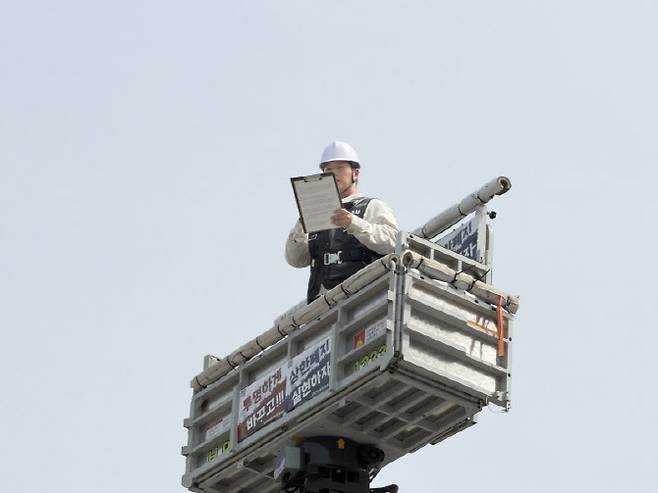 최승호 삼성전자 초기업노조 위원장이 23일 오후 삼성전자 평택사업장에서 진행된 성과급 상한 폐지 등을 골자로 한 결의대회에서 발언하고 있다.(사진=박원주 기자)