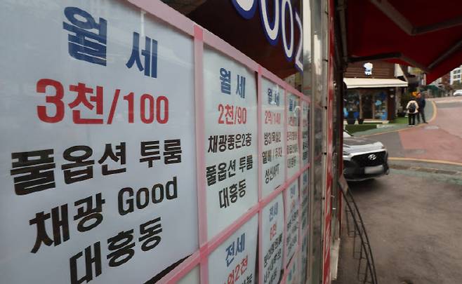 서울의 한 대학가 주변의 공인중개사에 시세표가 붙어 있다.(사진=이데일리 방인권 기자)