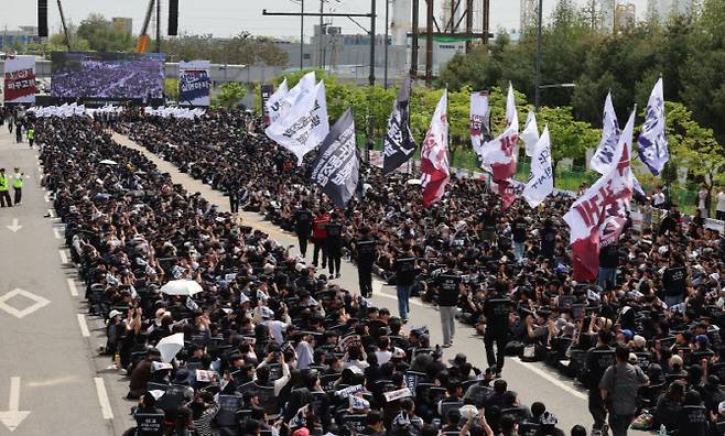23일 경기 평택시 삼성전자 평택캠퍼스 앞에서 삼성전자 노동조합 공동투쟁본부의 투쟁 결의대회가 열리고 있다. (사진=연합뉴스)