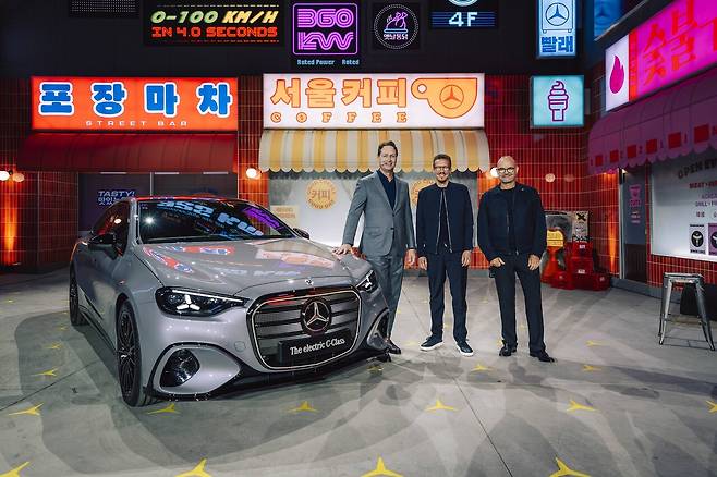 (왼쪽부터)&nbsp;올라 칼레니우스,&nbsp;메르세데스-벤츠 그룹&nbsp;AG&nbsp;이사회 의장 겸&nbsp;CEO;&nbsp;마티아스 가이젠 메르세데스-벤츠 그룹&nbsp;AG&nbsp;이사회 멤버 겸 세일즈&nbsp;&&nbsp;고객 경험 총괄;&nbsp;요르그 부르저 메르세데스-벤츠 그룹AG&nbsp;이사회 멤버 겸 최고기술책임자(CTO),&nbsp;개발&구매 총괄