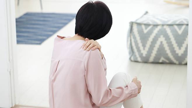 어깨 통증이 심하더라도 허용하는 범위 안에서 스트레칭을 해주는 것이 좋다｜출처: 클립아트코리아