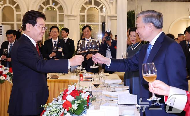이재명 대통령과 또 럼 베트남 당 서기장 겸 국가주석이 22일(현지시간) 하노이 영빈관에서 열린 국빈만찬에서 건배하고 있다. 2026.4.23 ⓒ 뉴스1 이재명 기자