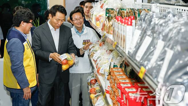 오세훈 서울시장이 서울 영등포쪽방상담소에서 온기창고 물품을 살펴보고 있다. 온기창고는 매장에 후원받은 생필품을 진열해 놓고 쪽방주민 개인이 배정받은 적립금 한도 내에서 필요할 때 물품을 선택해 가져가는 방식으로 운영한다. (공동취재) ⓒ 뉴스1 오대일 기자