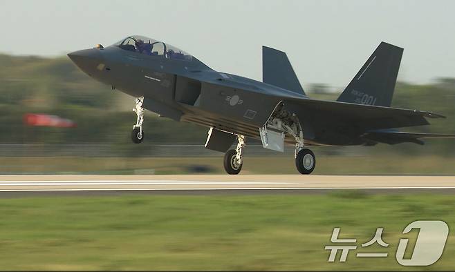 한국형 초음속 전투기 KF-21 보라매 양산 1호기가 지난 15일 사천 제3훈련비행단에서 출고 22일 만에 생산시험비행을 하고 있다. (방위사업청 제공. 재판매 및 DB 금지) 2026.4.16 ⓒ 뉴스1