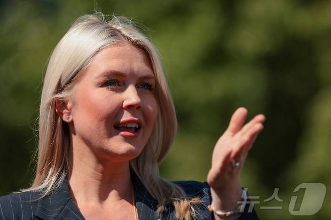 캐롤라인 레빗 미국 백악관 대변인이 22일(현지시간) 워싱턴DC 백악관 경내에서 기자들의 질문에 답하고 있다. 2026.04.22. ⓒ 로이터=뉴스1