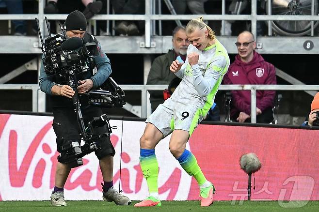 맨시티 공격수 엘링 홀란드가 번리와 원정 경기에서 득점 후 세리머니를 하고 있다.  ⓒ AFP=뉴스1