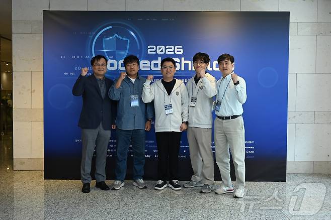 KT클라우드는 NATO 국제 사이버 방어훈련 '락드쉴즈 2026'에 한국 대표팀 일원으로 참가했다고 23일 밝혔다. 사진은 강영익 KT클라우드 상무(CISO·왼쪽 첫 번째) 등 참가자들이 기념촬영을 하는 모습. 2026.04.23 ⓒ 뉴스1 (KT클라우드 제공)
