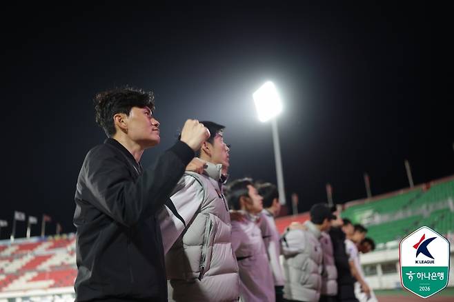 정경호 감독이 이끄는 강원FC는 3위까지 도약했다. (한국프로축구연맹 제공)