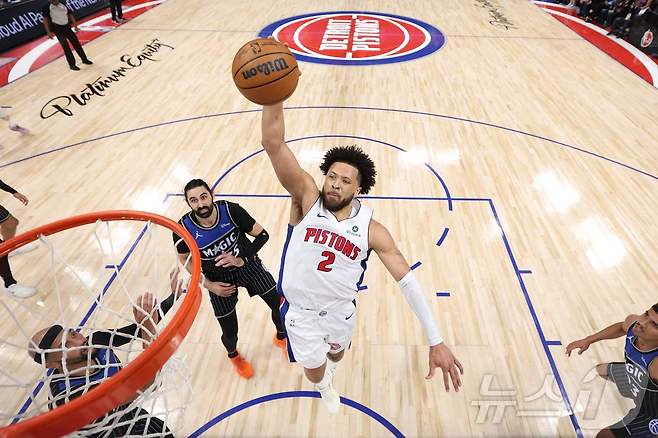 NBA 디트로이트 커닝햄이 23일(한국시간) 올랜도와 경기에서 덩크를 시도하고 있다. ⓒ AFP=뉴스1