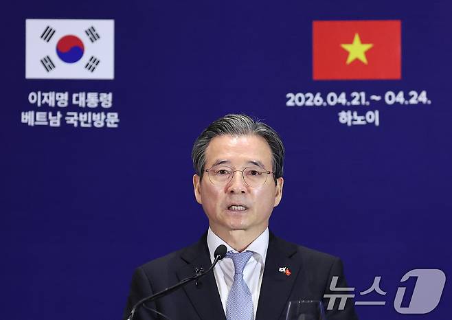 김용범 정책실장이 23일(현지시간) 베트남 하노이의 한 호텔에 마련된 한국프레스센터에서 한-베트남 비즈니스 포럼 관련 브리핑을 하고 있다. 2026.4.23 ⓒ 뉴스1 이재명 기자