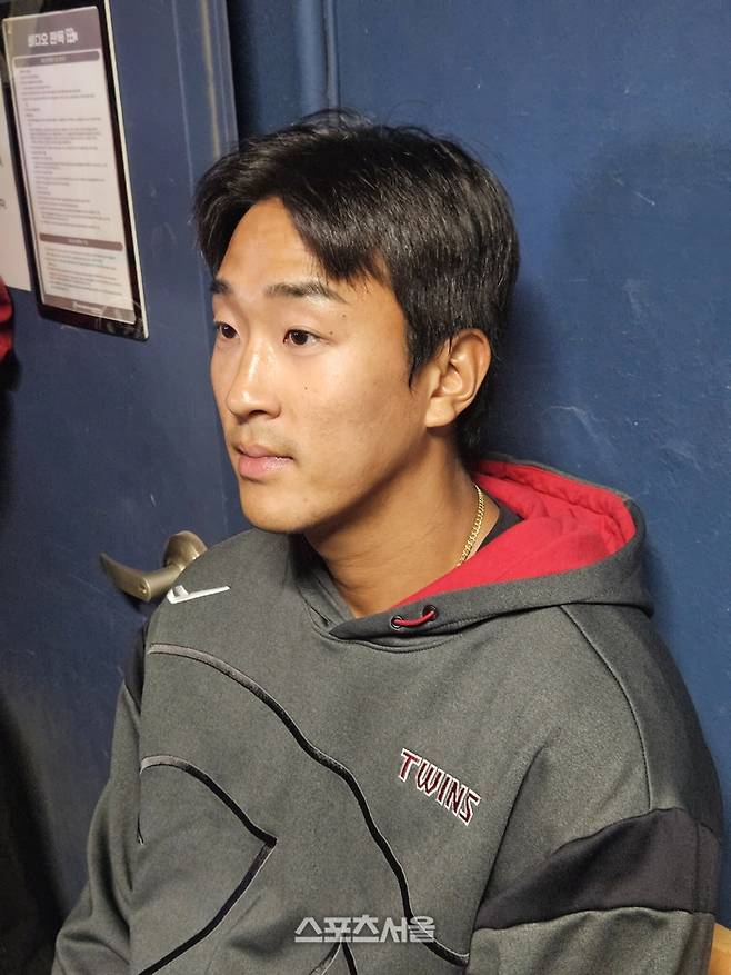 LG 송찬의가 22일 서울 잠실구장에서 열린 2026 KBO리그 정규시즌 한화전 승리 후 취재진 인터뷰에 응하고 있다. 잠실 | 강윤식 기자 skywalker@sportsseoul.com