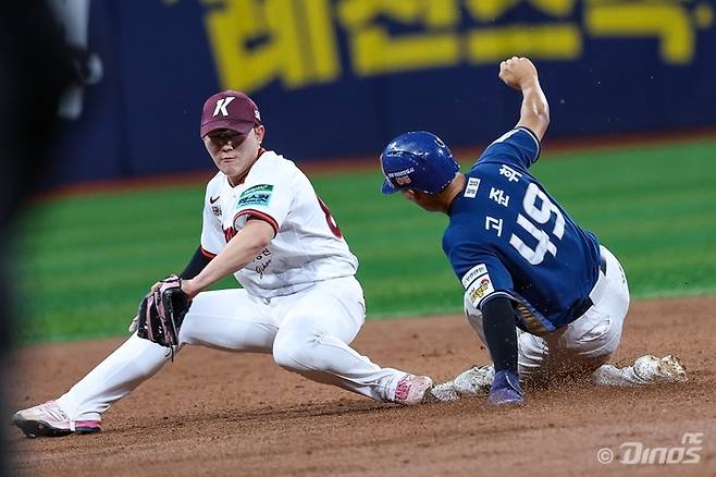 NC 고준휘가 23일 서울 고척스카이돔에서 열린 2026 KBO리그 키움전에서 도루를 시도하고 있다. 사진 | NC 다이노스