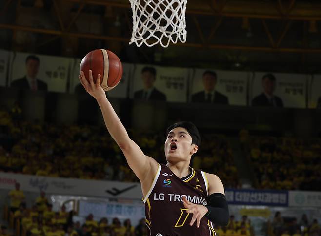23일 경남 창원체육관에서 열린 KBL 2025-2026 LG전자 프로농구 4강 플레이오프(PO) 1차전 창원 LG 세이커스와 고양 소노 스카이거너스 경기. LG 유기상이 슛하고 있다. 사진 | 창원=연합뉴스