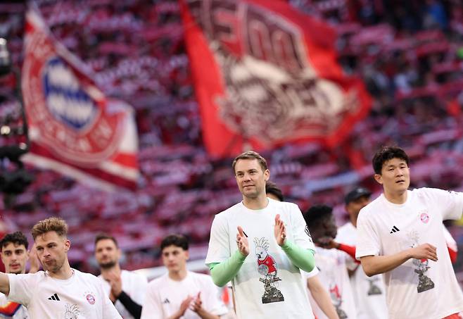 Soccer Football - Bundesliga - Bayern Munich v VfB Stuttgart - Allianz Arena, Munich, Germany - April 19, 2026 Bayern Munich's Manuel Neuer, Joshua Kimmich and Kim Min-jae celebrate after winning the Bundesliga REUTERS/Gintare Karpaviciute DFL REGULATIONS PROHIBIT ANY USE OF PHOTOGRAPHS AS IMAGE SEQUENCES AND/OR QUASI-VIDEO.







<저작권자(c) 연합뉴스, 무단 전재-재배포, AI 학습 및 활용 금지>