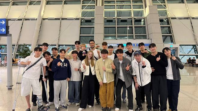 아라우조 배웅을 위해 모인 우리카드 선수단이 기념 촬영을 하고 있다. 사진제공=우리카드 우리WON 배구단