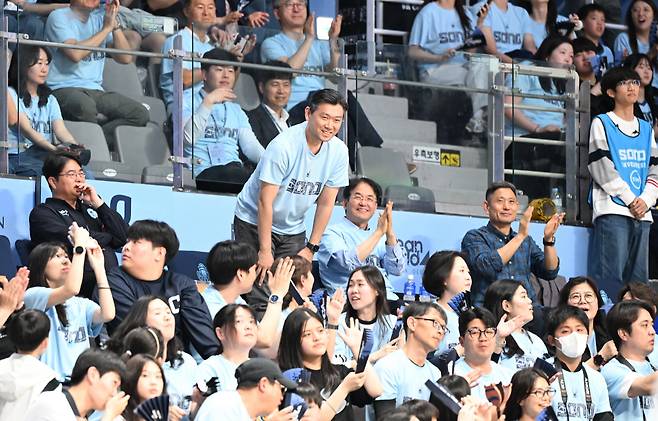 서준혁 고양 소노 구단주가 홈경기장을 방문, 관중께 인사하고 있다. 사진제공=KBL