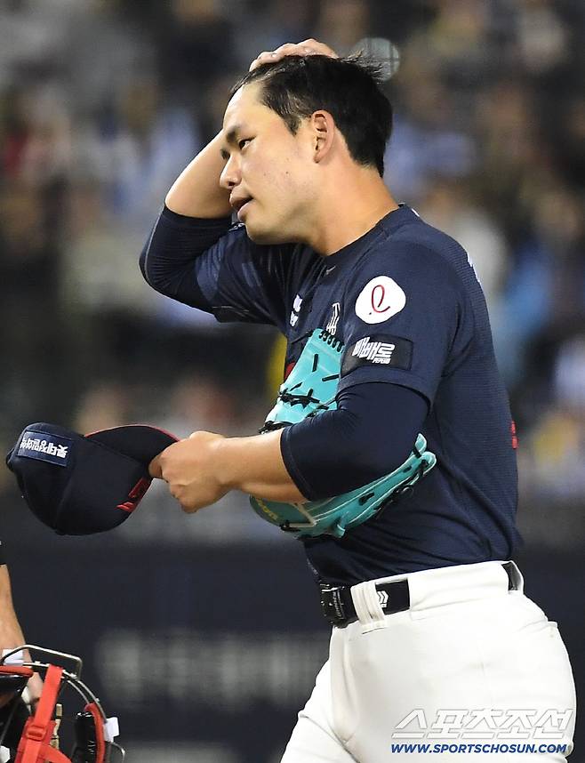 15일 잠실구장에서 열린 LG와 롯데의 주중 3연전 두 번째 경기. 7회 2사 후 마운드를 내려가는 롯데 선발 김진욱. 잠실=송정헌 기자songs@sportschosun.com/2026.04.15/