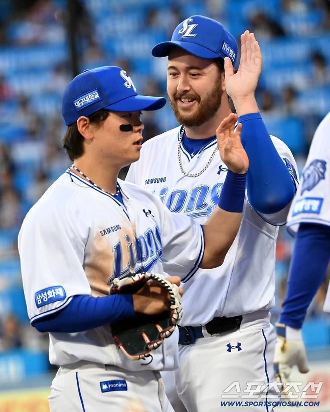 23일 대구삼성라이온즈파크에서 열린 SSG와 삼성의 경기. 2회말 삼성 우익수 박승규가 SSG 오태곤의 파울 플라이를 호수비로 잡아냈다. 박승규에 고마움을 전하는 오러클린의 모습. 대구=허상욱 기자wook@sportschosun.com/2026.04.23/