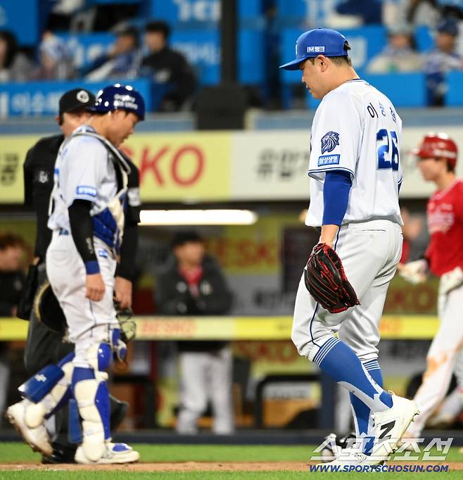 23일 대구삼성라이온즈파크에서 열린 SSG와 삼성의 경기. 9회초 2사 만루 이승현-박세혁 배터리가 최지훈에 역전 2타점 2루타를 내주며 아쉬워하고 있다. 대구=허상욱 기자wook@sportschosun.com/2026.04.23/