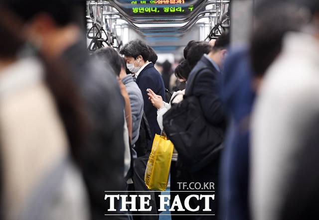 '인공지능(AI) 기반 전동차 객실 온도 최적화 관리' 시스템은 다음 달부터 서울 4호선 신형 전동차에 시범 적용된다. /더팩트DB