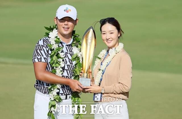 김시우(왼쪽)가 2023년 1월, 소니오픈에서 우승한 뒤 아내 오지현과 함께 우승 트로피를 들고 기뻐하고 있는 모습./김시우 인스타그램